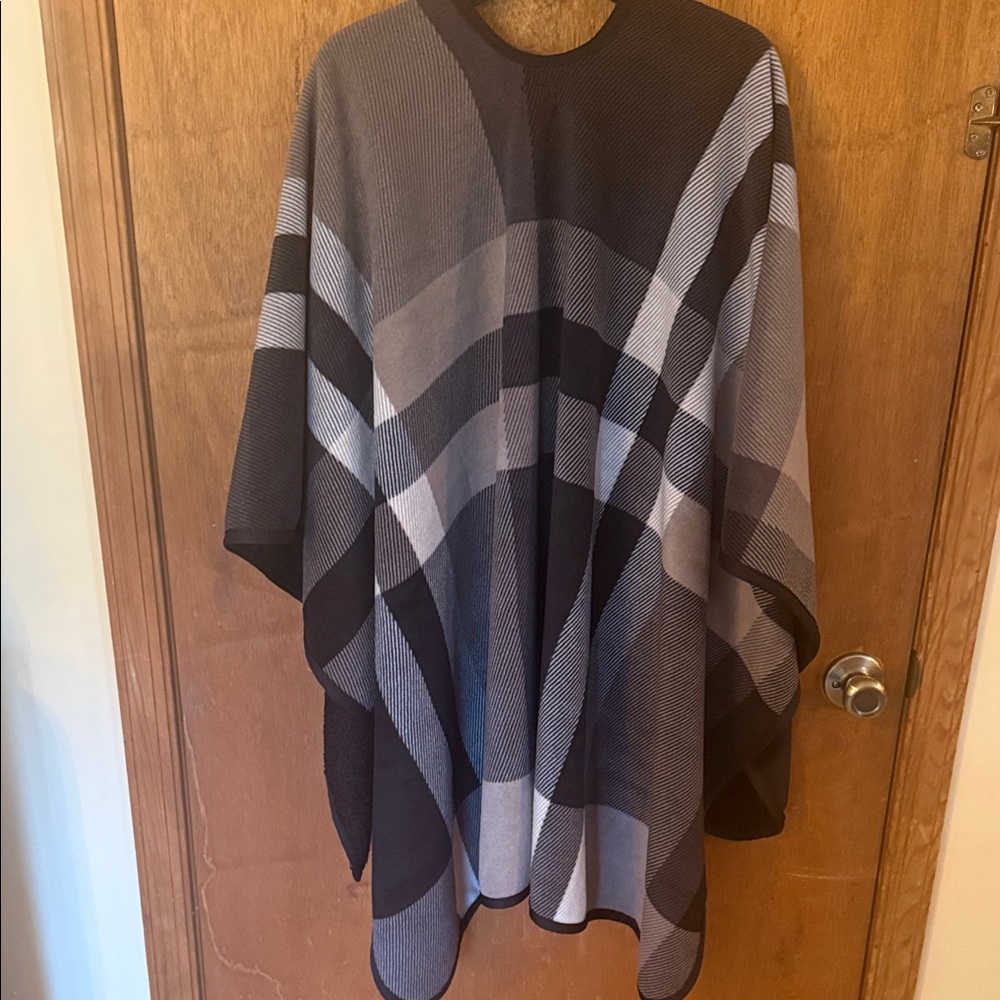 Elegant Black and Gray Plaid Cape - Picture 4 of 4